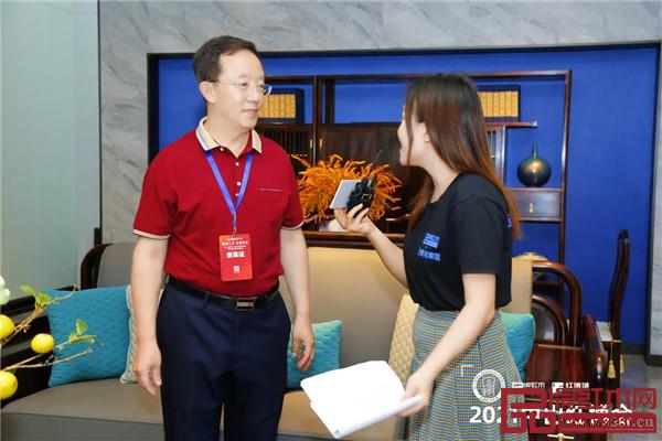 全聯(lián)藝術(shù)紅木家具專(zhuān)業(yè)委員會(huì)專(zhuān)家顧問(wèn)、華南農(nóng)業(yè)大學(xué)博士生導(dǎo)師李凱夫(上),明式家具研究學(xué)者張輝(下)蒞臨紅博城四層會(huì)展中心紅木家具新品館,與騰訊家居主播一起現(xiàn)場(chǎng)從整體空間、產(chǎn)品選材、產(chǎn)品設(shè)計(jì)等方面品鑒閑適紅木《旭日沙發(fā)》,對(duì)閑適紅木新品表示高度認(rèn)可。 全聯(lián)藝術(shù)紅木家具專(zhuān)業(yè)委員會(huì)專(zhuān)家顧問(wèn)、華南農(nóng)業(yè)大學(xué)博士生導(dǎo)師李凱夫(上),明式家具研究學(xué)者張輝(下)蒞臨紅博城四層會(huì)展中心紅木家具新品館,與騰訊家居主播一起現(xiàn)場(chǎng)從整體空間、產(chǎn)品選材、產(chǎn)品設(shè)計(jì)等方面品鑒閑適紅木《旭日沙發(fā)》,對(duì)閑適紅木新品表示高度認(rèn)可。
