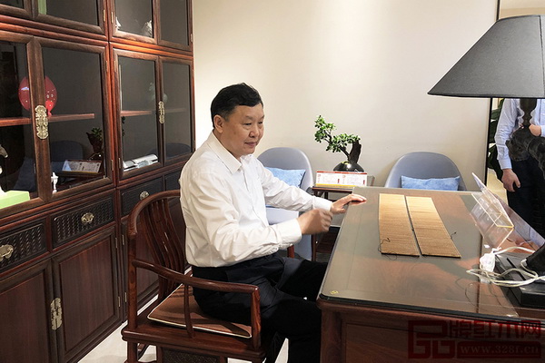 中國家具協會理事長徐祥楠落座紅古軒家具切身體驗 中國家具協會理事長徐祥楠落座紅古軒家具切身體驗