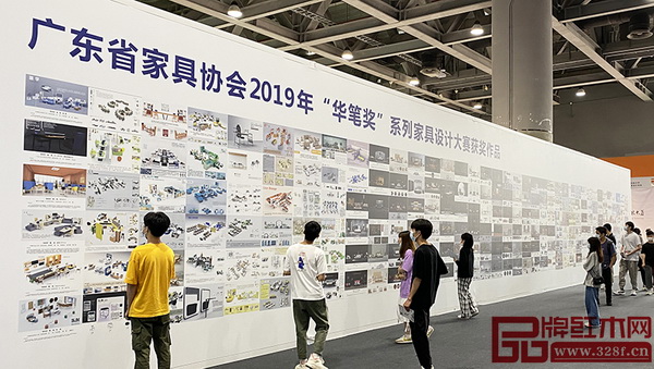 參展嘉賓認真品鑒“華筆獎”系列家具設計大賽獲獎作品 參展嘉賓認真品鑒“華筆獎”系列家具設計大賽獲獎作品