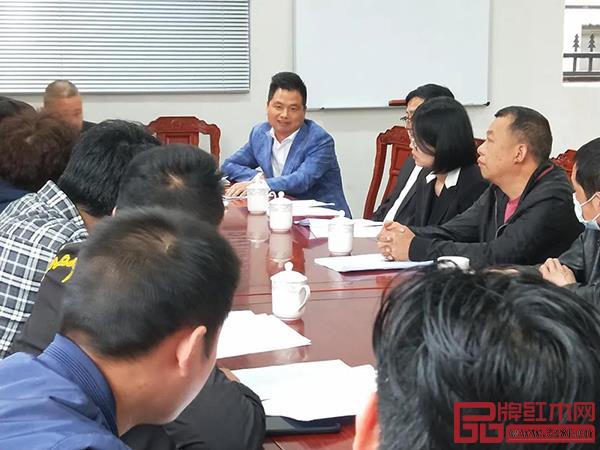 中信紅木董事長李忠信在紅木家具規(guī)上企業(yè)油改水推進現(xiàn)場會議上分享 中信紅木董事長李忠信在紅木家具規(guī)上企業(yè)油改水推進現(xiàn)場會議上分享