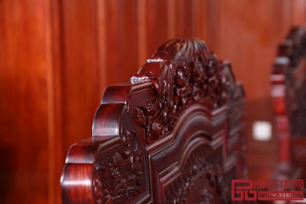 沙發(fā)雕刻栩栩如生,極具層次感 沙發(fā)雕刻栩栩如生,極具層次感