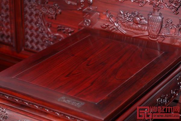 面板紋理清晰,花紋、色澤高度統(tǒng)一、渾然一體 面板紋理清晰,花紋、色澤高度統(tǒng)一、渾然一體