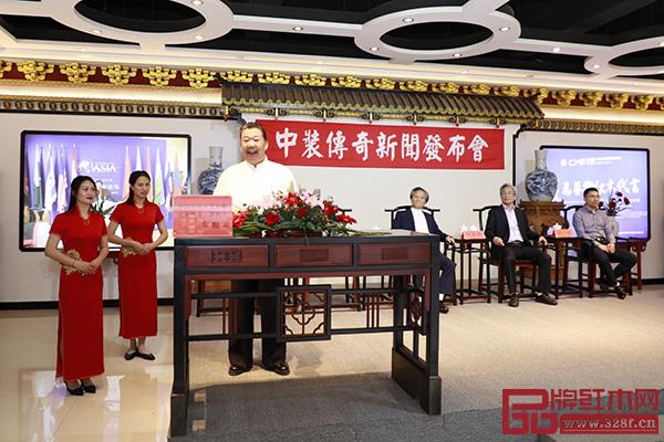 中國傳統(tǒng)工藝大師、中裝傳奇創(chuàng)始人金彪云在新聞發(fā)布會上介紹中裝傳奇的發(fā)展?fàn)顟B(tài) 中國傳統(tǒng)工藝大師、中裝傳奇創(chuàng)始人金彪云在新聞發(fā)布會上介紹中裝傳奇的發(fā)展?fàn)顟B(tài)