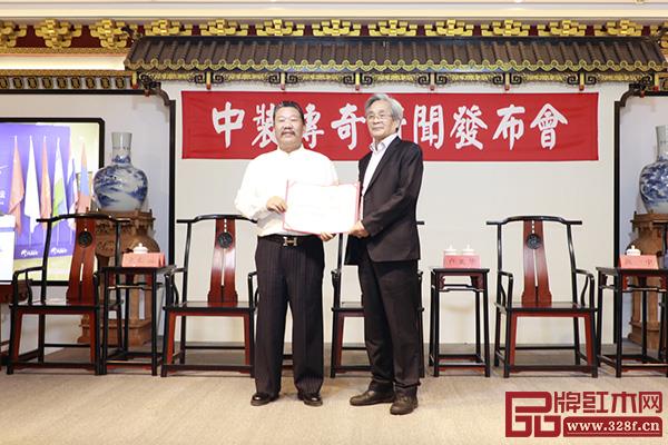 中裝傳奇創(chuàng)始人金彪云(左)為陸光正、盧光華、陳一中、張玉海四位大師頒發(fā)中裝傳奇高級顧問聘書 中裝傳奇創(chuàng)始人金彪云(左)為陸光正、盧光華、陳一中、張玉海四位大師頒發(fā)中裝傳奇高級顧問聘書