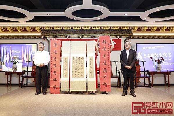 中國工藝美術(shù)大師、中國竹工藝大師盧光華(右)向金彪云大師贈送精心創(chuàng)作的書法作品 中國工藝美術(shù)大師、中國竹工藝大師盧光華(右)向金彪云大師贈送精心創(chuàng)作的書法作品