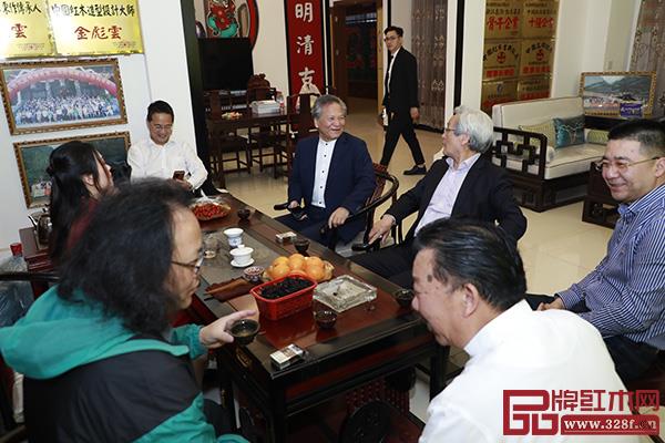 亞太地區(qū)手工藝大師陸光正,中國工藝美術(shù)大師盧光華、陳一中,中國木雕博物館副館長張玉海等知名大咖與金彪云大師探討中裝傳奇的未來發(fā)展 亞太地區(qū)手工藝大師陸光正,中國工藝美術(shù)大師盧光華、陳一中,中國木雕博物館副館長張玉海等知名大咖與金彪云大師探討中裝傳奇的未來發(fā)展
