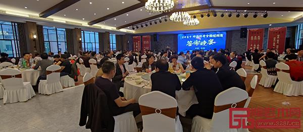 中裝傳奇全國經(jīng)銷商大會答謝晚宴上,金彪云大師致辭并祝酒 中裝傳奇全國經(jīng)銷商大會答謝晚宴上,金彪云大師致辭并祝酒