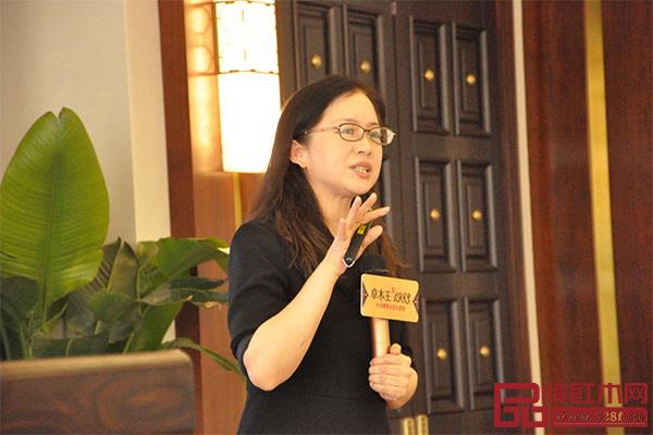 中國魯班大學副校長、北京國富縱橫副總裁、卓木王中式精致生活研究院院長宋薇博士講解《卓木王品牌培訓》課程