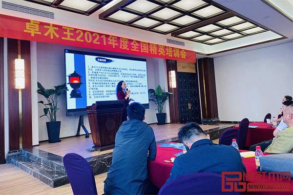 青島翊之道企業管理咨詢公司總經理王帆開啟卓木王工廠直購節活動宣講和啟動會