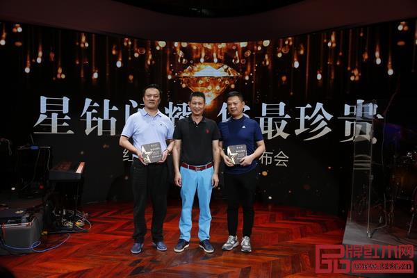 紅古軒品牌創(chuàng)始人吳赤宇(中)頒發(fā)“鉆石VIP”會員牌匾 紅古軒品牌創(chuàng)始人吳赤宇(中)頒發(fā)“鉆石VIP”會員牌匾