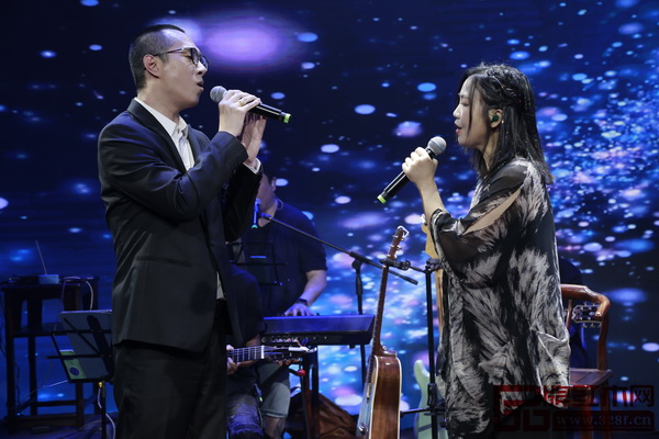 中國著名男低音歌唱家趙鵬老師(左)與中國著名女低音歌手郭宴(右)現場聯袂演唱 中國著名男低音歌唱家趙鵬老師(左)與中國著名女低音歌手郭宴(右)現場聯袂演唱