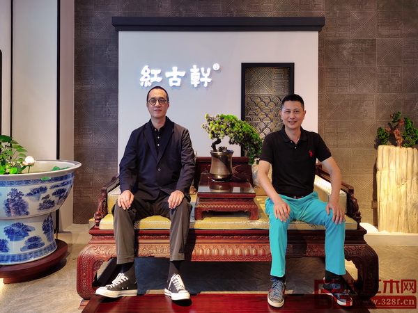 中國著名男低音歌唱家趙鵬老師(左)在紅古軒品牌創始人吳赤宇(右)的陪同下,近距離品鑒紅古軒紅木家具 中國著名男低音歌唱家趙鵬老師(左)在紅古軒品牌創始人吳赤宇(右)的陪同下,近距離品鑒紅古軒紅木家具