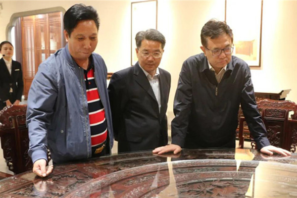 廣東省政協(xié)副主席蒞臨東成紅木視察