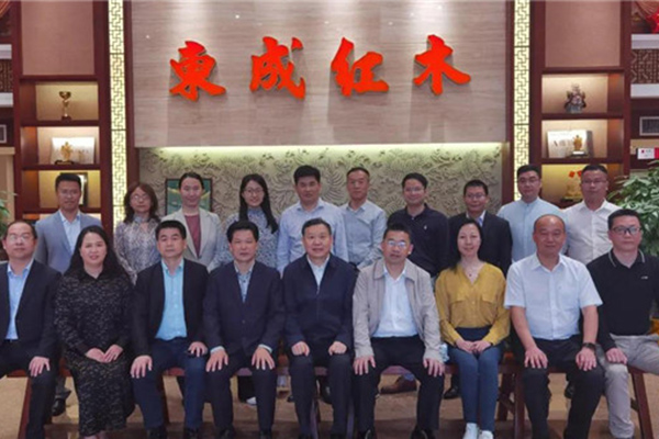 中國家具協(xié)會(huì)理事長親臨東成紅木指導(dǎo)