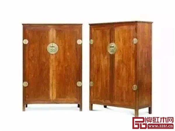 2015嘉德秋拍,清早期·黃花梨方腿圓角柜(成對),柜門板心也取自同一樹,但均為兩拼板 2015嘉德秋拍,清早期·黃花梨方腿圓角柜(成對),柜門板心也取自同一樹,但均為兩拼板