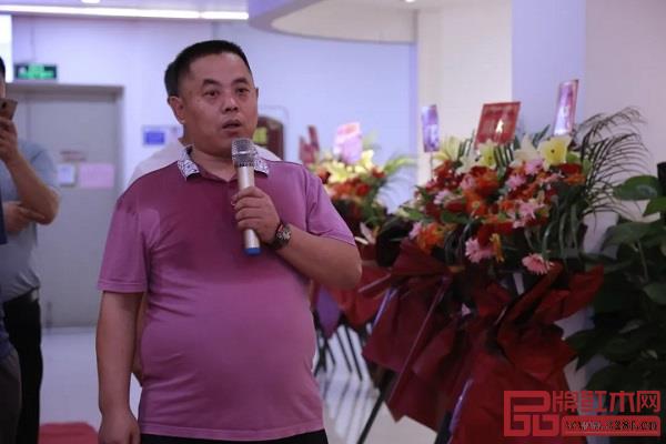 木緣紅木廣州南沙工廠直營店總經理汪啟兵致辭