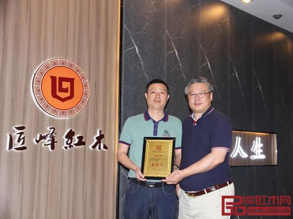 林志洪會長（右）為匠峰家具詹鍛煉董事長（左）頒牌