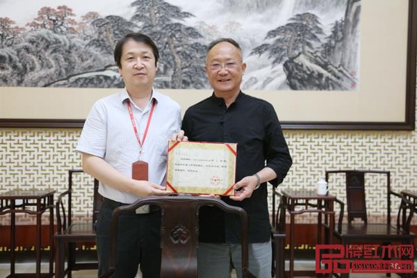 廣東省博物館現(xiàn)任館長肖海明向魯班木藝創(chuàng)始人、中國傳統(tǒng)工藝大師李愛金頒發(fā)力作捐贈(zèng)證書 廣東省博物館現(xiàn)任館長肖海明向魯班木藝創(chuàng)始人、中國傳統(tǒng)工藝大師李愛金頒發(fā)力作捐贈(zèng)證書
