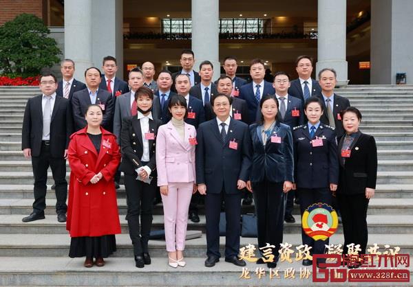 政協(xié)深圳市龍華區(qū)委員會委員、戴為集團創(chuàng)始人翁肖尤(一排左二)參加龍華區(qū)政協(xié)一屆五次會議 政協(xié)深圳市龍華區(qū)委員會委員、戴為集團創(chuàng)始人翁肖尤(一排左二)參加龍華區(qū)政協(xié)一屆五次會議