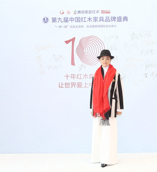 翁肖尤積極參與行業(yè)大型活動為品牌代言,是紅木界的時尚鏗鏘玫瑰 翁肖尤積極參與行業(yè)大型活動為品牌代言,是紅木界的時尚鏗鏘玫瑰