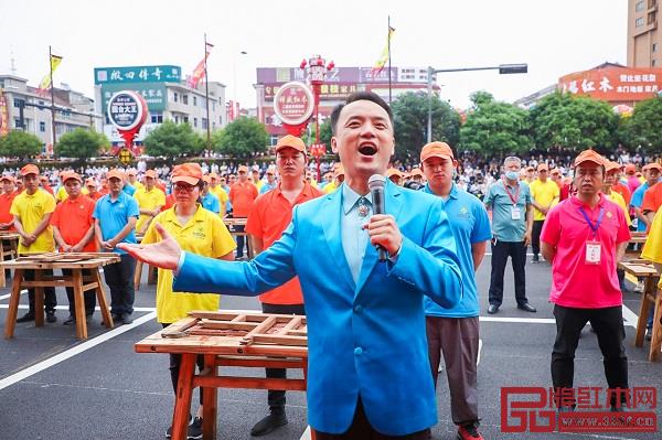 中國男高音協會主席、著名男高音歌唱家陳永峰在開幕式上演唱與中國著名書畫家、中國木雕美術大師胡冠軍共同作曲的《中華大工匠》 中國男高音協會主席、著名男高音歌唱家陳永峰在開幕式上演唱與中國著名書畫家、中國木雕美術大師胡冠軍共同作曲的《中華大工匠》