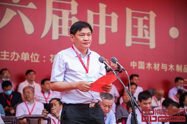 浙江省林業局副局長陸獻峰在開幕式上致辭 浙江省林業局副局長陸獻峰在開幕式上致辭