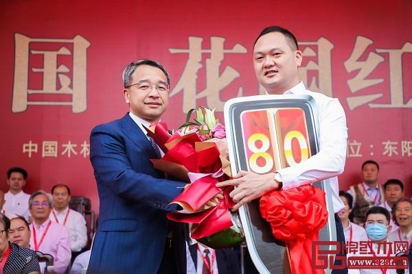 花園聯合黨委副書記、花園生物高科董事長邵徐君與一汽集團副總經理王林虎(右)共同完成紅旗轎車交儀式 花園聯合黨委副書記、花園生物高科董事長邵徐君與一汽集團副總經理王林虎(右)共同完成紅旗轎車交儀式
