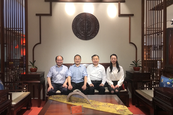 中國家具協會理事長徐祥楠、副理事長屠祺蒞臨雅典紅木參觀