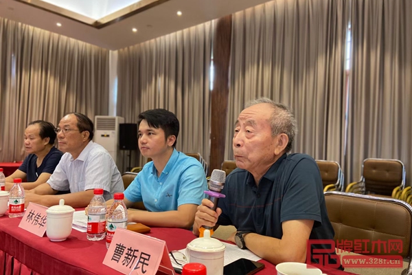 學會顧問、中國紅木家具技術專家曹新民進行發言 學會顧問、中國紅木家具技術專家曹新民進行發言
