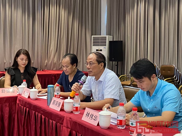 學會創辦人蔡澤強(右二)在會議上進行講話 學會創辦人蔡澤強(右二)在會議上進行講話