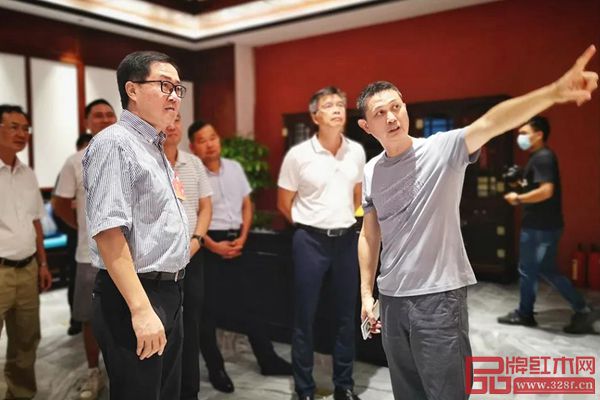 中國(guó)家具協(xié)會(huì)副理事長(zhǎng)、紅古軒品牌創(chuàng)始人吳赤宇(右一)為中山市人大常委會(huì)副主任關(guān)瑞麟(左三)、中山市人大常委會(huì)委員、教科文衛(wèi)外僑工委主任鄺偉東(右二)介紹紅古軒企業(yè)概況 中國(guó)家具協(xié)會(huì)副理事長(zhǎng)、紅古軒品牌創(chuàng)始人吳赤宇(右一)為中山市人大常委會(huì)副主任關(guān)瑞麟(左三)、中山市人大常委會(huì)委員、教科文衛(wèi)外僑工委主任鄺偉東(右二)介紹紅古軒企業(yè)概況