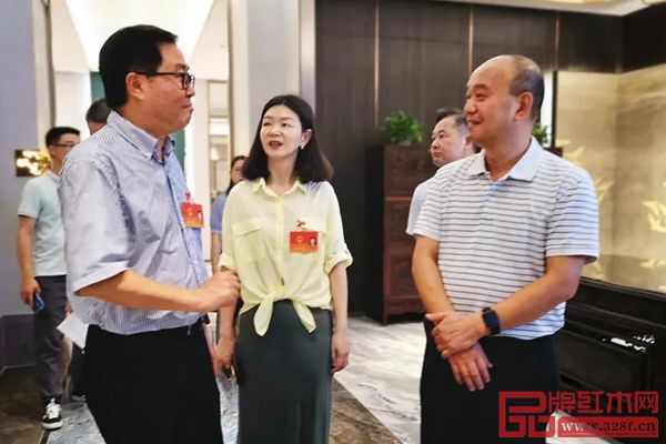 中山市紅古軒家具有限公司營(yíng)銷總監(jiān)楊晶(中)陪同領(lǐng)導(dǎo)嘉賓參觀紅古軒中式美學(xué)空間 中山市紅古軒家具有限公司營(yíng)銷總監(jiān)楊晶(中)陪同領(lǐng)導(dǎo)嘉賓參觀紅古軒中式美學(xué)空間
