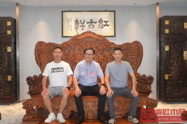市人大常委會(huì)副主任關(guān)瑞麟(中)與紅古軒創(chuàng)始人吳赤宇(右)、紅古軒生產(chǎn)廠長(zhǎng)李仲良(左)落座紅古軒家具合影 市人大常委會(huì)副主任關(guān)瑞麟(中)與紅古軒創(chuàng)始人吳赤宇(右)、紅古軒生產(chǎn)廠長(zhǎng)李仲良(左)落座紅古軒家具合影
