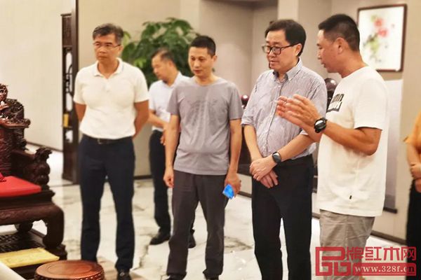 中國(guó)傳統(tǒng)工藝大師、紅古軒生產(chǎn)廠長(zhǎng)李仲良(右一)為市人大領(lǐng)導(dǎo)一行人講解紅古軒產(chǎn)品 中國(guó)傳統(tǒng)工藝大師、紅古軒生產(chǎn)廠長(zhǎng)李仲良(右一)為市人大領(lǐng)導(dǎo)一行人講解紅古軒產(chǎn)品