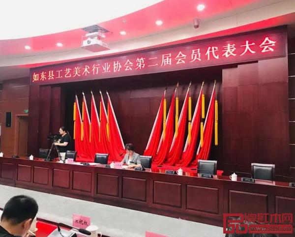 檀一新中式(雅晟紅木)創始人暨如東縣工藝美術行業協會理事長叢東云連任協會第二屆理事長 檀一新中式(雅晟紅木)創始人暨如東縣工藝美術行業協會理事長叢東云連任協會第二屆理事長