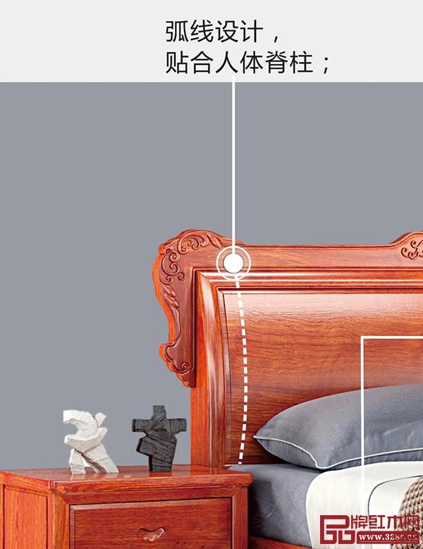 《和氣大床》靠背以弧線設計,貼合人體脊柱體曲線,滿足肩頸的依托 《和氣大床》靠背以弧線設計,貼合人體脊柱體曲線,滿足肩頸的依托