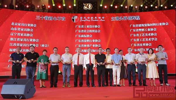 廣東省家具協(xié)會(huì)向友好協(xié)會(huì)贈(zèng)送紀(jì)念品 廣東省家具協(xié)會(huì)向友好協(xié)會(huì)贈(zèng)送紀(jì)念品