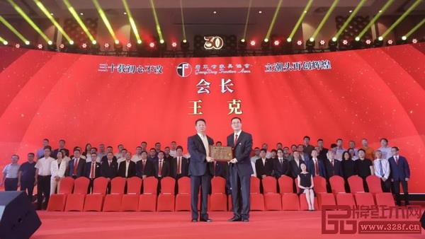 廣東省社會組織管理局副局長徐祖平(左)為廣東省家具協會第七屆理事會會長王克(右)頒牌 廣東省社會組織管理局副局長徐祖平(左)為廣東省家具協會第七屆理事會會長王克(右)頒牌