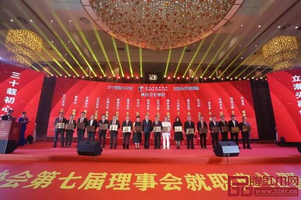 中國家具協會理事長徐祥楠(左九)為廣東省家具協會執行會長頒牌,紅古軒品牌創始人吳赤宇(右四)上臺接受頒牌 中國家具協會理事長徐祥楠(左九)為廣東省家具協會執行會長頒牌,紅古軒品牌創始人吳赤宇(右四)上臺接受頒牌