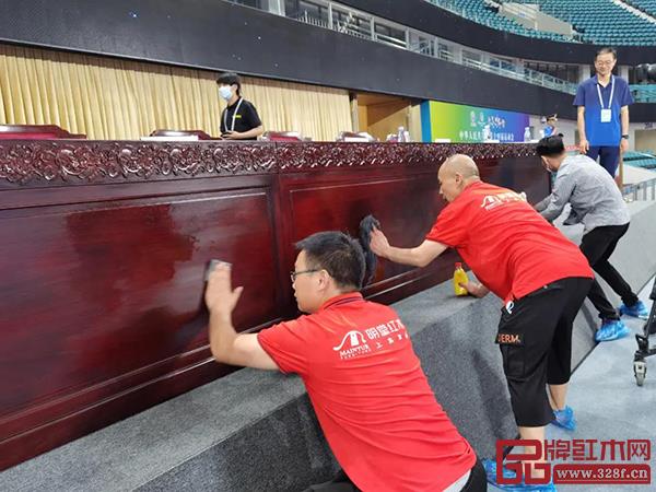 明堂紅木工作人員正在組裝主席臺 明堂紅木工作人員正在組裝主席臺