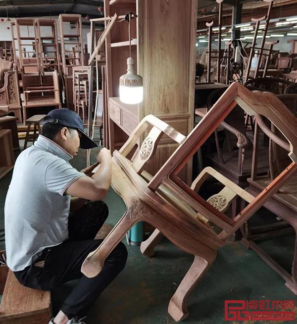 工作人員正在制作主席臺座椅 工作人員正在制作主席臺座椅
