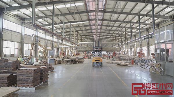 巧奪天工紅木打造大型原材料倉儲基地，儲備充足木材，并采用現代工業企業的生產管理模式，保證產品的一流品質