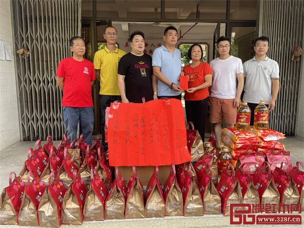 老人們紛紛表示感謝，感謝帶來那么多的節日慰問品