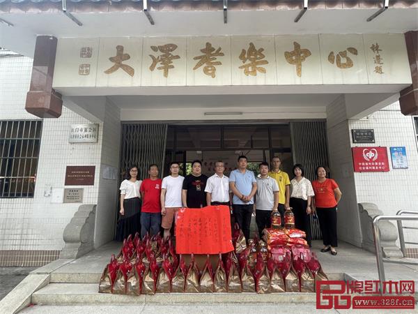 圖左起為：鎮黨政綜合辦公室主任廖潔珠、廣作紅木研究院常務理事鑫瑞景華彭興華、森木家具蔣華僑、源源紅家具張思元、大澤鎮委書記寧路庚、廣作紅木研究院院長尹付林、廣作紅木研究院常務理事和瑞紅木家具劉冬清、高道攝影汲傳凱、副鎮長（人選）梁韻芳、大澤敬老院工作人員。