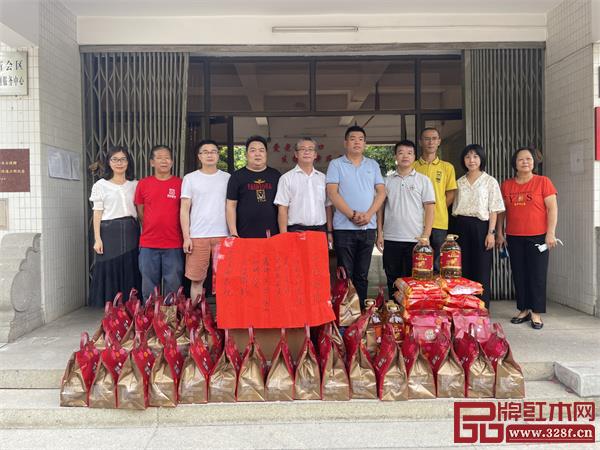 圖左起為：鎮黨政綜合辦公室主任廖潔珠、廣作紅木研究院常務理事鑫瑞景華彭興華、森木家具蔣華僑、源源紅家具張思元、大澤鎮黨委書記寧路庚、廣作紅木研究院院長尹付林、廣作紅木研究院常務理事和瑞紅木家具劉冬清、高道攝影汲傳凱、副鎮長（候選人）梁韻芳、大澤鎮社會福利服務中心院長呂春連