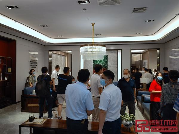 閑適紅木展廳現(xiàn)場人氣火爆