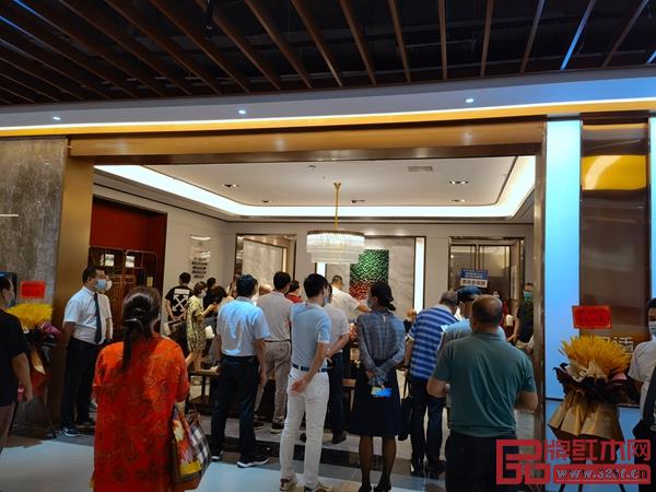閑適紅木展廳現(xiàn)場人氣火爆