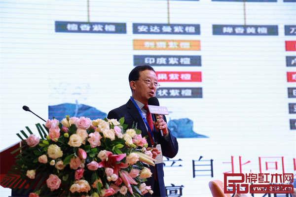 全聯藝術紅木家具專業委員會專家顧問、華南農業大學博士生導師李凱夫在現場進行了《紅木熱門樹種之我見》主題講座 全聯藝術紅木家具專業委員會專家顧問、華南農業大學博士生導師李凱夫在現場進行了《紅木熱門樹種之我見》主題講座