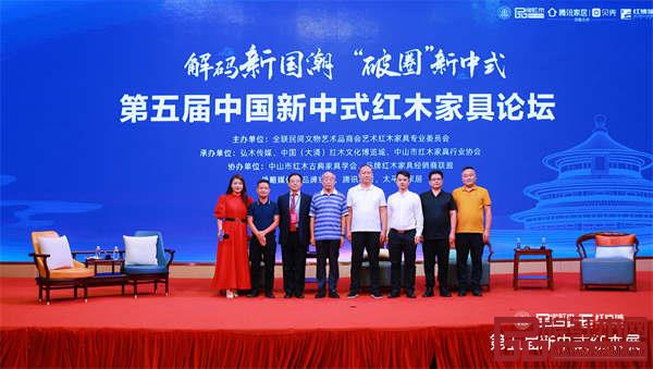 李凱夫(左三)與出席論壇的其他領導嘉賓合影 李凱夫(左三)與出席論壇的其他領導嘉賓合影
