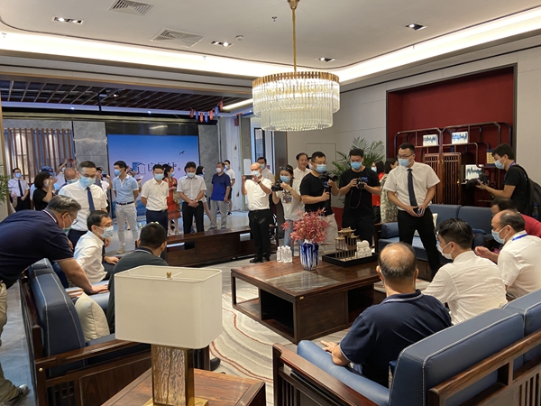 專家領導一行參觀閑適紅木展廳 專家領導一行參觀閑適紅木展廳